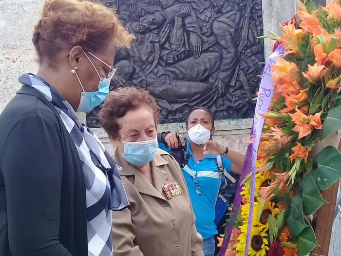 Ofrenda floral dedicada a los internacionalistas caídos en Angola, la embajadora de Angola en Cuba