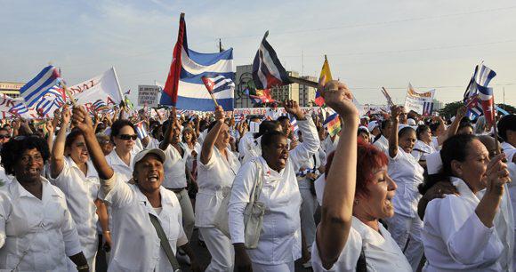 Mujeres con banderas cubanas