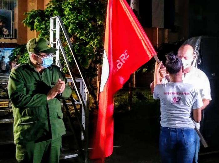 Luis Antonio Torres Iríbar, junto a otras personas en acto de reconocimiento a cederitas destacados en el municipio de La Lisa