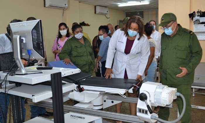 Visita de Torres Iríbar y García Zapata a hospital Julito Díaz