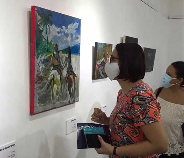Tatiana Viera aprecia obra que se expone en Festival de arte joven, El Madrigazo