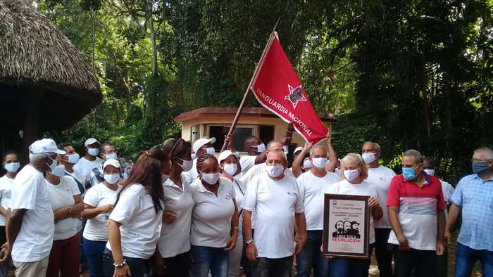 Bandera de Vanguardia Nacional a Empresa de Movimiento de Tierras No.1, del Contingente Raúl Roa García