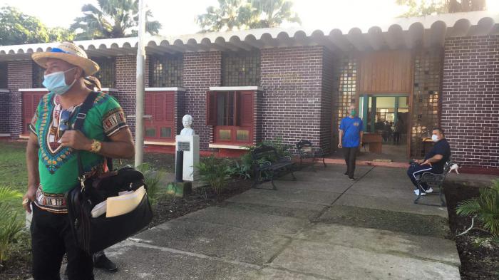Fachada del Conservatorio y algunas personas afuera de la escuela