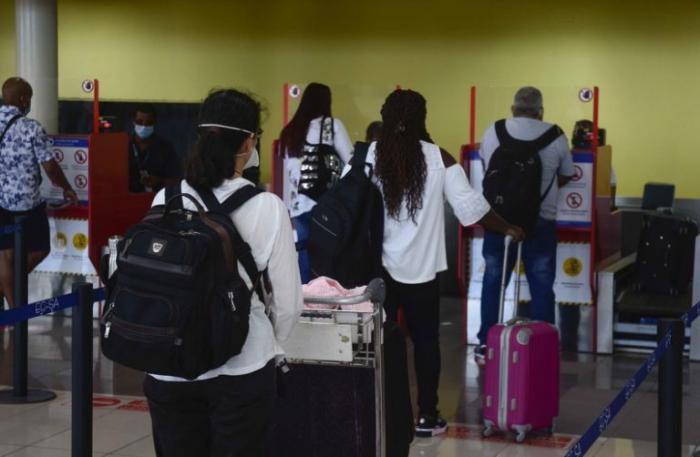 Aplican medidas sanitarias en aeropuerto José Martí