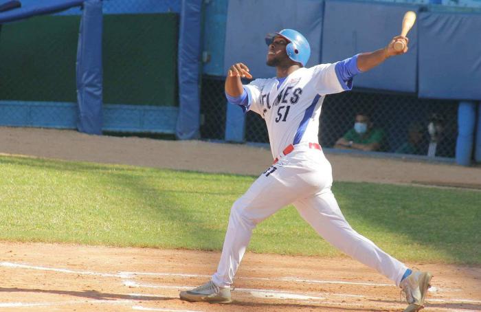Dayron Blanco, jugador de Industriales, bateando