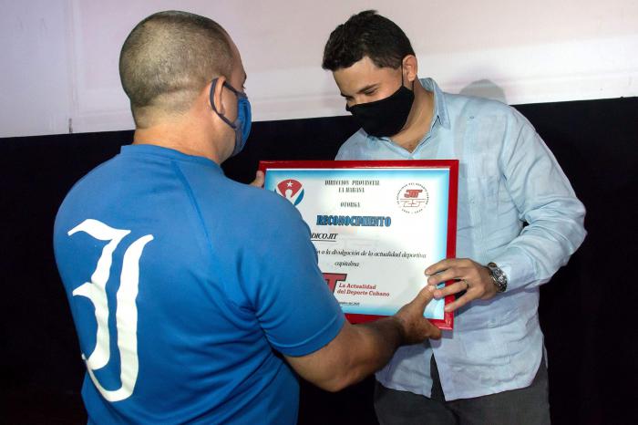 Rudens Tembrás, director de esa publicación JIT, recibió el diploma de reconocimiento