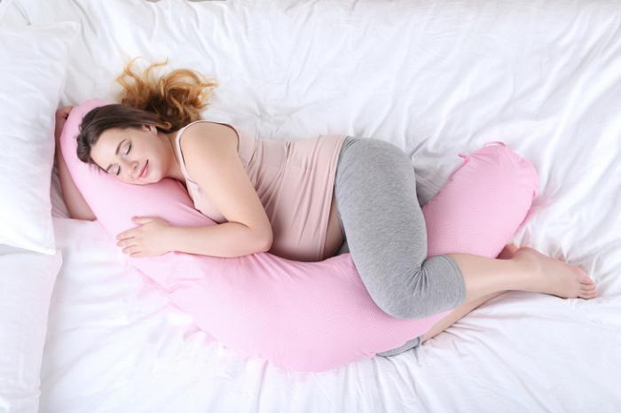 Una almohada entre las piernas