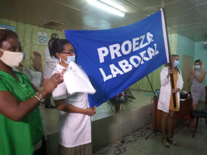 Personal de Salud con bandera de Proeza laboral