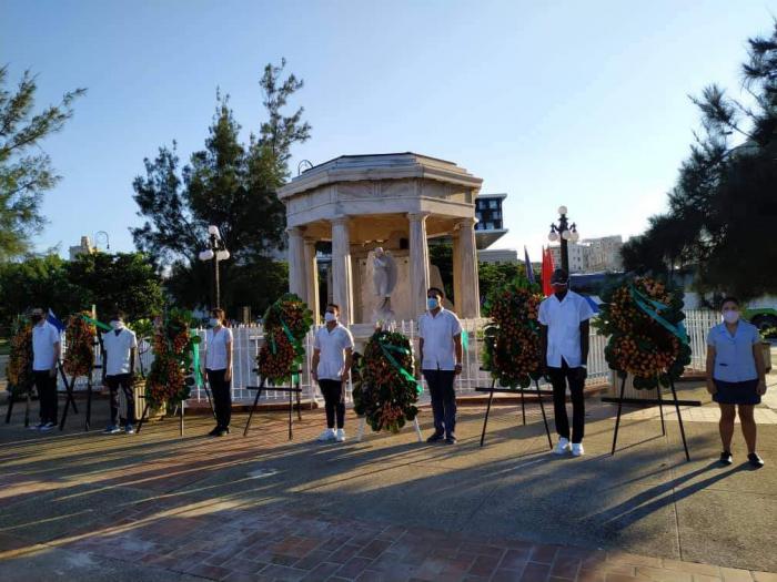 Estudiantes de Medicina custodian las ofrendas florales en honor a los ocho estudiantes de Medicina fusilados el 27 de noviembre de 1871