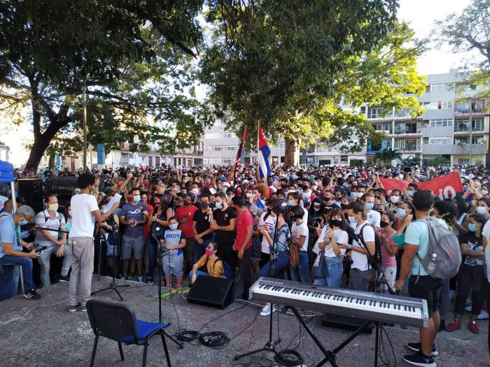Jóvenes reunidos en el parque Trillo, para el acto de repudio por los hechos del llamado movimiento de San Isidro
