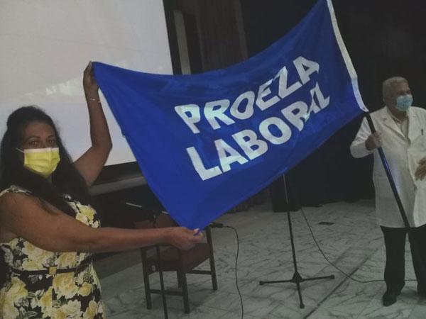 Bandera de Proeza Laboral al Complejo Científico Ortopédico Internacional Frank País