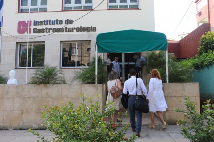 Doctores entrando al Instituto de Gastroenterología