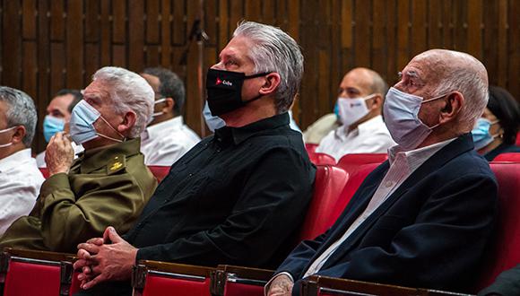 Miguel Díaz Canel (C), José Ramón machado(D) Ventura y Ramiro Valdés(I), presidieron el acto por el 60 aniversario de la fundación del sistema de escuelas del Partido Comunista de Cuba. 