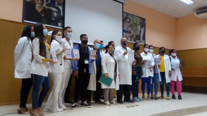 Un grupo de jóvenes médicos y paramédicos recibieron la condición de Médicos por la vida.