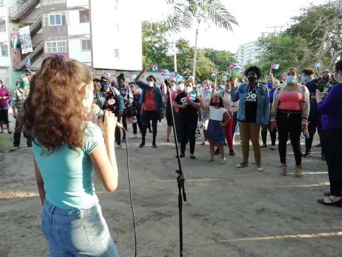 Vecinos de la Circunscripción 58 del reparto de Alamar en el municipio de Habana del Este, convocados por la Federación de Mujeres Cubanas dieron un sí por Cuba