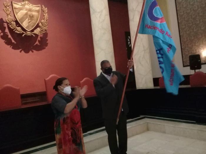 Recibe Tribunal Supremo Popular bandera 60 aniversario de la FMC