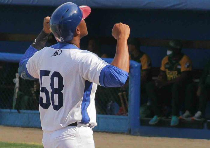 jugador de industriales festeja victoria frente a pinar del río
