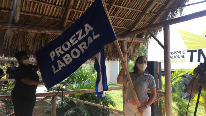 Entrega de la bandera de reconocimiento a empresa nacional de transporte de comercio.