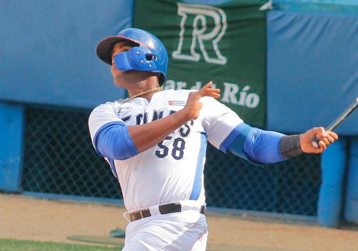 Leones pasan escoba en el Latino y olfatean la zona de confort