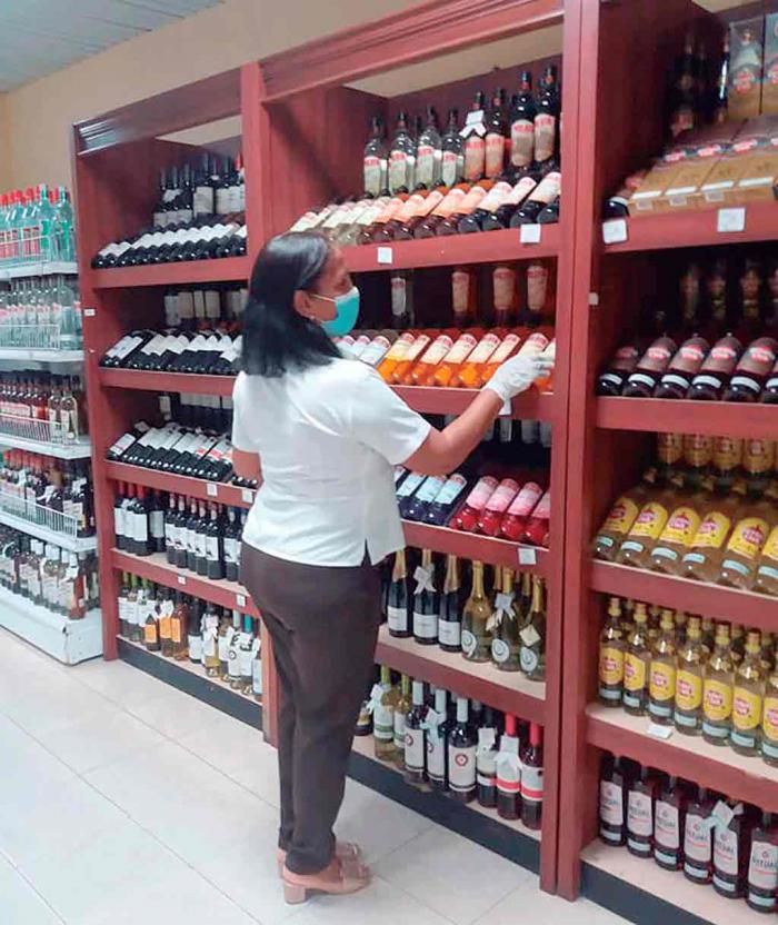 mujer en una tienda