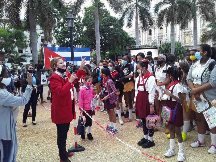 niños en acto de reafirmación revolucionaria.
