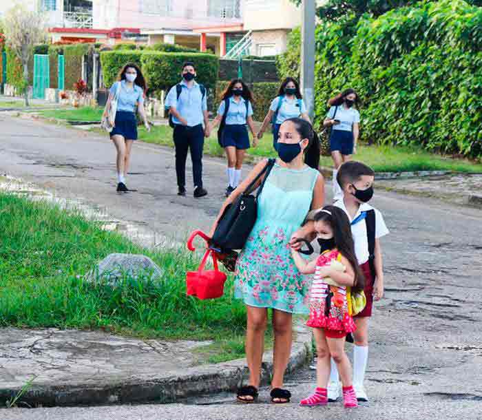 niños y jóvenes van a la  escuela en la habana