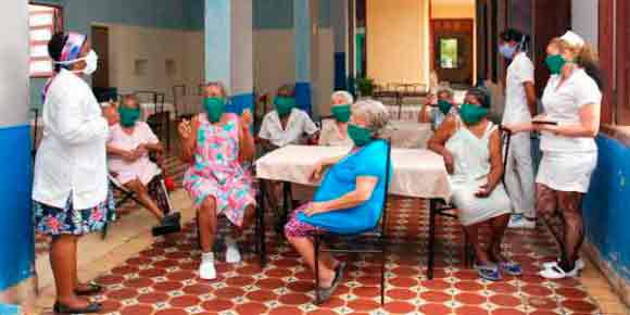 ancianas, asistencia social cuba