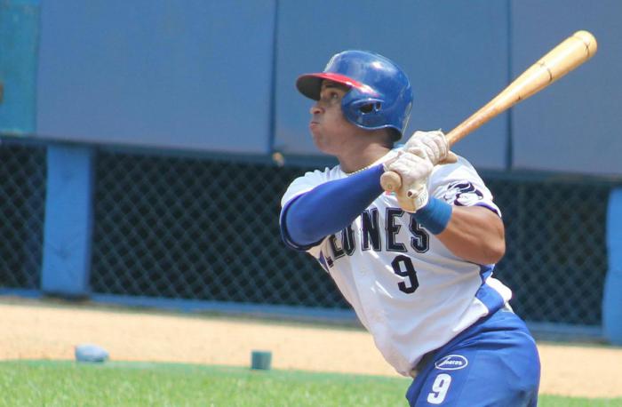 Industriales limpia la casa y sube al sexto lugar del campeonato