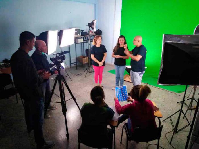 personas conversando en un estudio de televisión