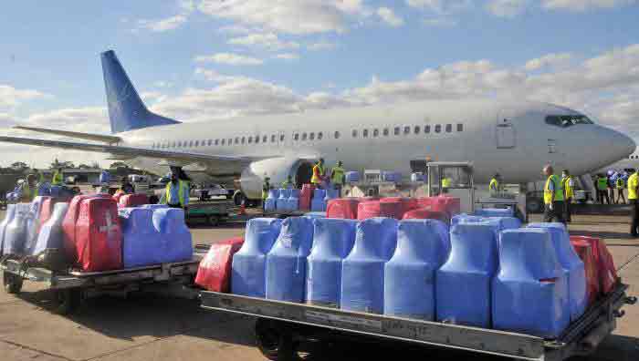 avión, aeropuerto, personas, donativo de material sanitario y protección personal para apoyar la lucha contra la COVID-19.