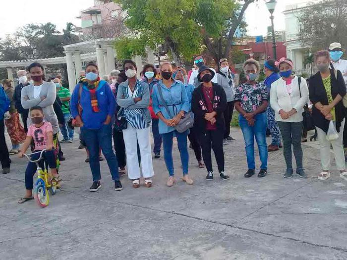 personas reunidas en un parque en una acto de reafirmación revolucionara