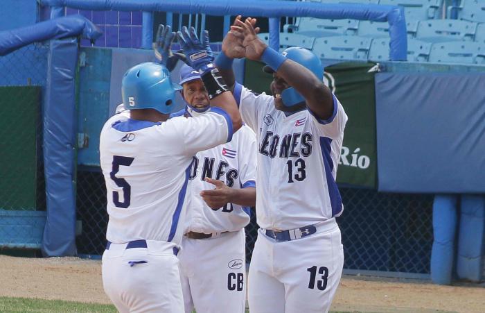 juagadores de beisbol del equipo industrales