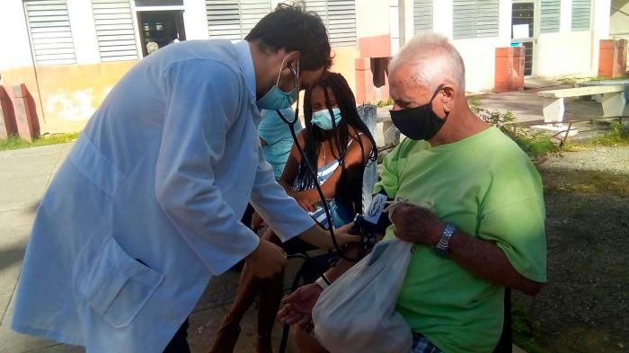 Los médicos de la familia realizan charlas educativas y mediciones de la presión.
