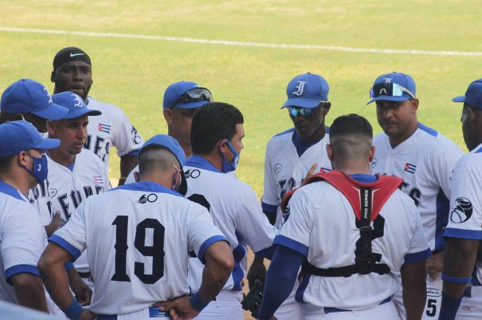 La Comisión Nacional de Béisbol (CNB) ha confirmado hoy el diagnóstico de cinco atletas positivos a la COVID-19 en el elenco de Industriales