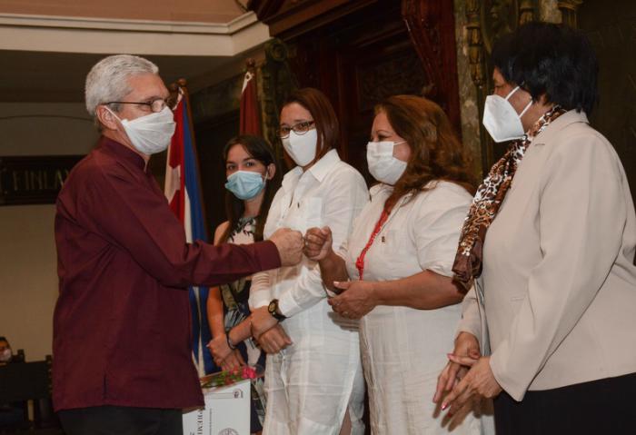 Reconoce Universidad de La Habana a sus más destacados profesionales