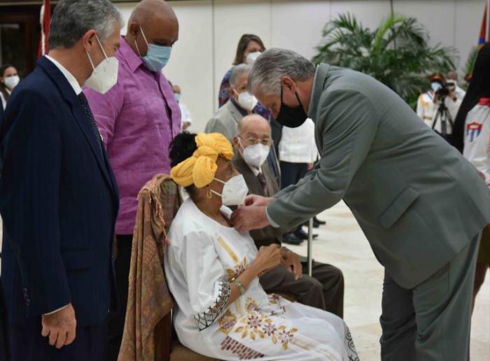 Entrega de título honorífico de Héroe de la República de Cuba