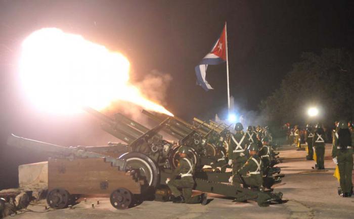 Salvas de artillería en saludo al triunfo de la Revolución