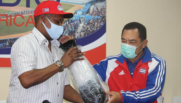 Omar Linares recibió a nombre del espirituano Yuen Socarrás el premio al Jugador de la Seman