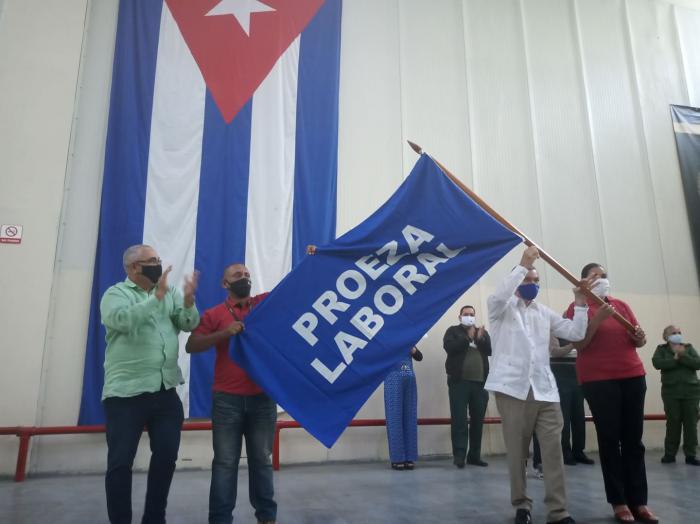 Entregan bandera de Proeza Laboral a Habanos S.A