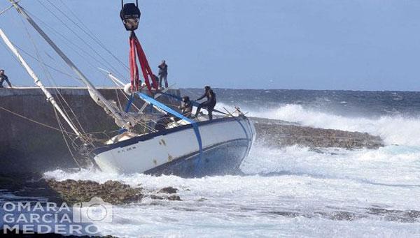 Embarcación encalló en el malecón habanero