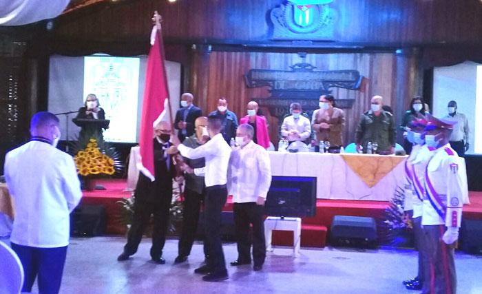 Acto de entrega de bandera de Vanguardia Nacional al Hotel Nacional de Cuba