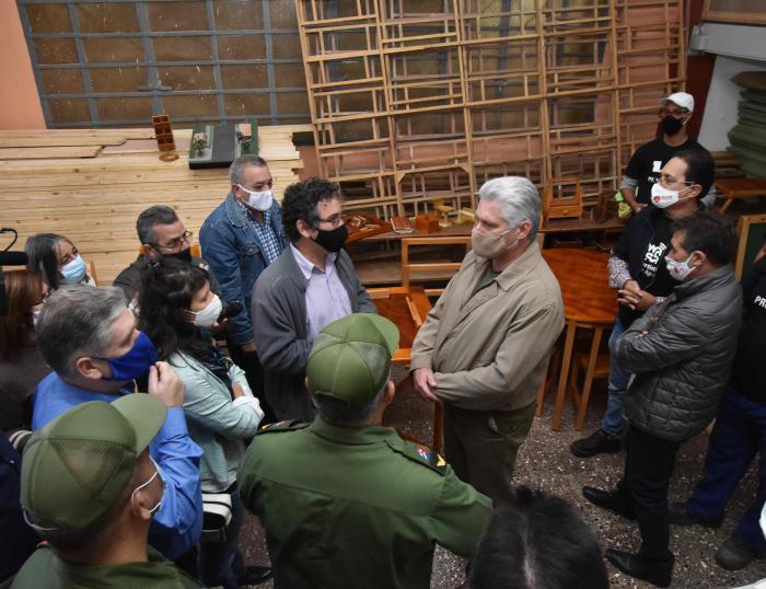 Miguel Díaz-Canel junto a otras personas en visita gubernamental por el país