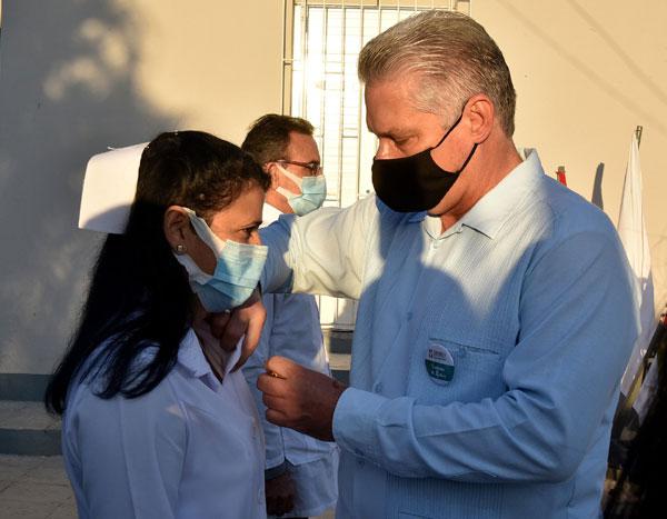 Orden Manuel Piti Fajardo a profesionales de la Clínica Internacional Siboney