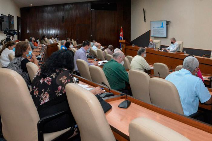 Miguel díaz-canel en reunión del grupo temporal de trabajo para la prevención y control del nuevo coronavirus 