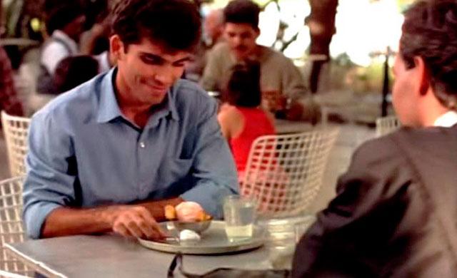 Dos hombres tomando helado. Fotograma del filme Fresa y Chocolate