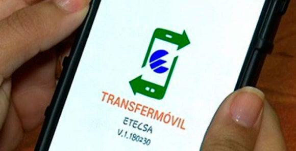 persona sosteniendo un teléfono celular en la mano