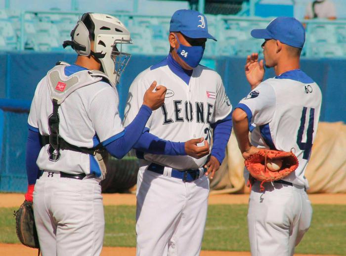 jugadores de béisbol, al centro, José Elósegui, entrenador de picheo de Industrales. 