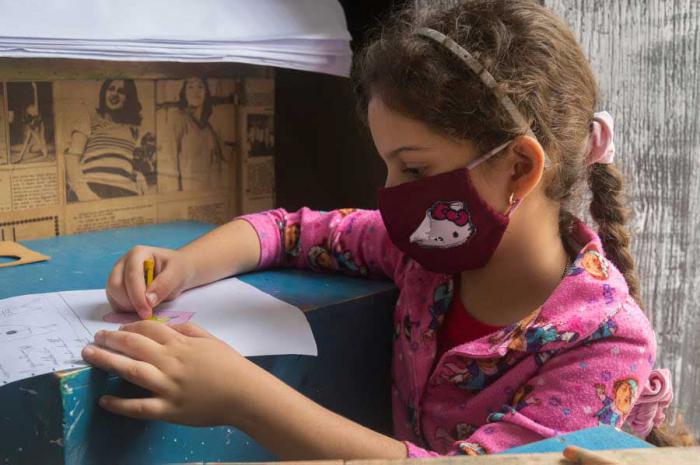 Niña en taller de artesanía