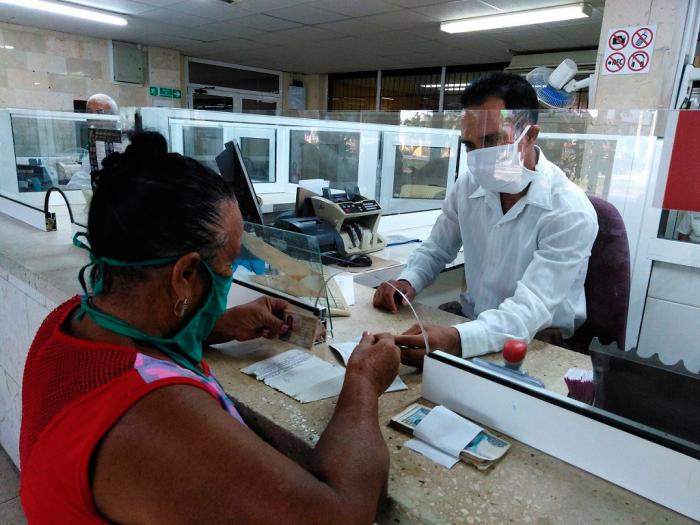 persona en un banco, dinero,