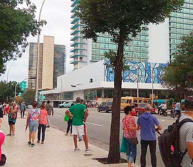 personas en la calle 23 y L, el vedado, parada de coppelia
